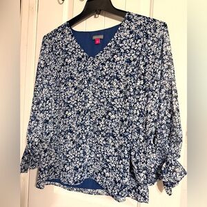 Vince Camuto Women’s Navy and White Floral Blouse Size Small